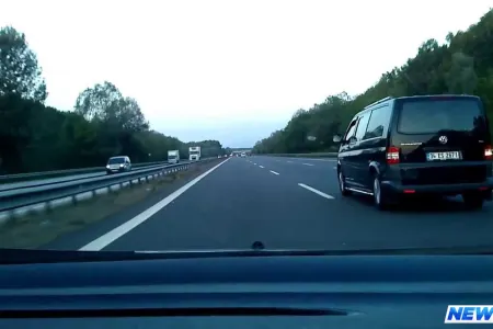 Çılpaq kişi yol kənarında kukla ilə cinsi əlaqəyə girdi -FOTO