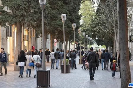 Bakıda xanımlar arasında sorğu – “Nəşə çəkərəm, bazlıq edərəm” - VİDEO