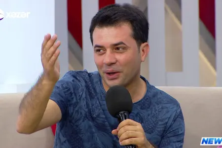 Azərbaycanlı müğənninin başına toyda "paçka-paçka" dollar səpdilər -VİDEO