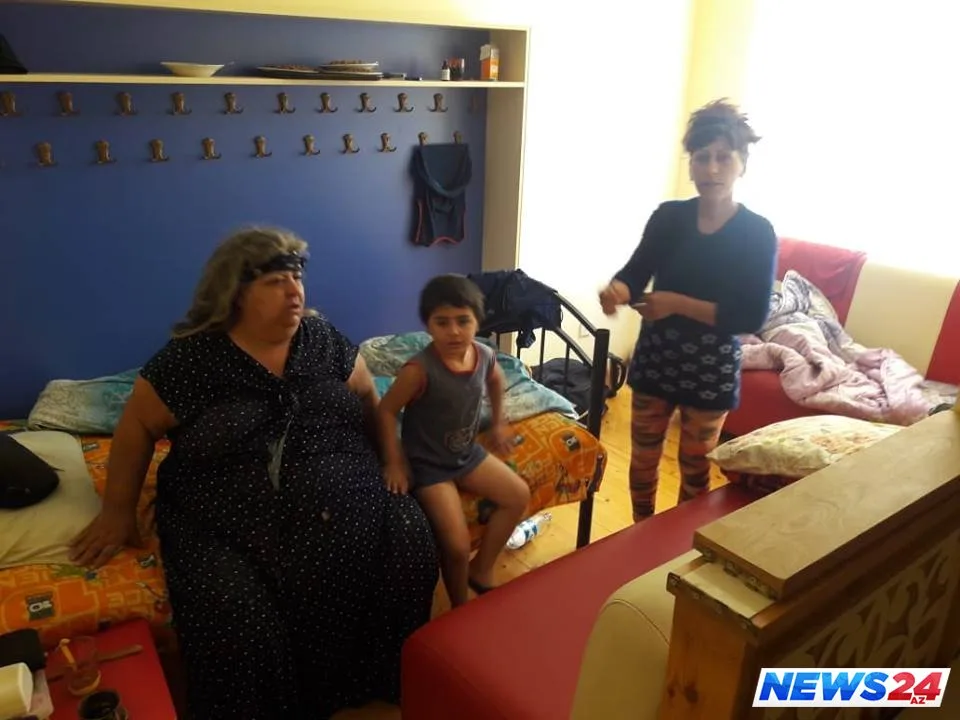 Küçədə qalan ailə bütün yardım təkliflərini rədd etdi - RƏSMİ