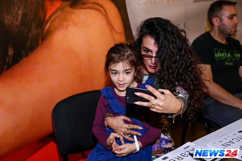 Dilarə Kazımova pərəstişkarları ilə görüşdü - İmza günündən FOTOLAR-VİDEO