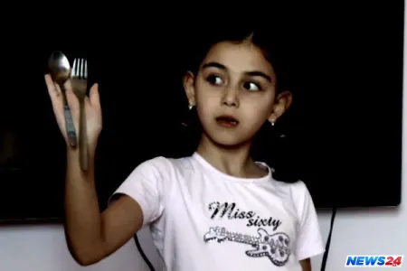 Azərbaycanlı “maqnit qız” görənləri heyran etdi - VİDEO