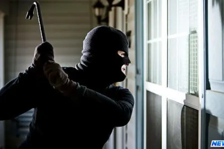 Azərbaycanlı qonşusunun dükanına silahlı basqın etdi - Video