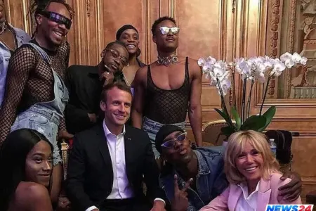 Makronun qaradərili kişilərlə şəkli gülüşə səbəb oldu - FOTO