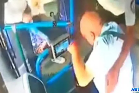 Bakıda sərnişin avtobus sürücüsünü döydü, maşının şüşələrini sındırdı