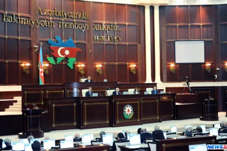 Milli Məclisdə deputatlar arasında gərginlik
