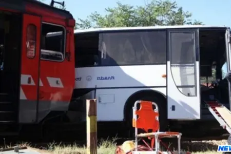 Bakıda dəhşətli qəza: qatar avtobusla toqquşdu - VİDEO