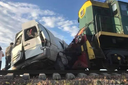 Bakıda sərnişin avtobusu qatarla toqquşdu, ölən və yaralananlar var- YENİLƏNİB