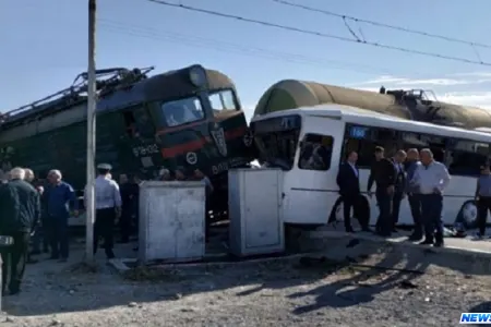 Bakıda qatarla avtobusun toqquşduğu an - VİDEO
