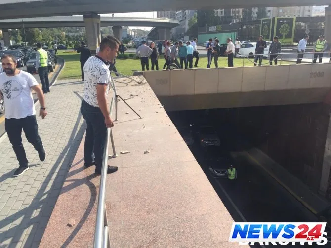 Bakıda avtomobil tuneldən aşağı düşdü (FOTO)