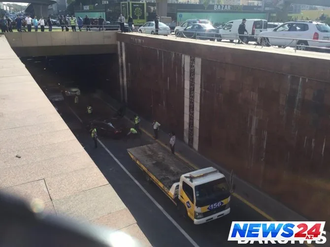 Bakıda avtomobil tuneldən aşağı düşdü (FOTO)
