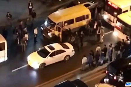 Bakıda avtobus sürücüləri albəyaxa davaya çıxdı, yol bağlandı - VİDEO