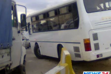 Bakıda sərnişinlə dolu avtobus "Prado" ilə toqquşdu - Tıxac yarandı