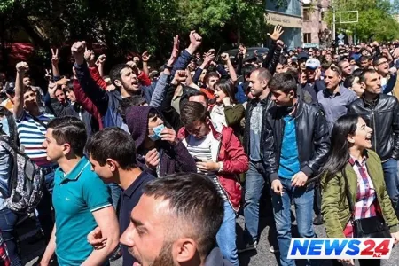 Azərbaycanlı abituriyentlər Gürcüstanın Təhsil Nazirliyi qarşısında aksiya keçirib - FOTO