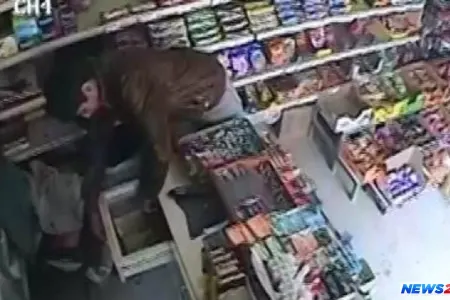 Bakıda mağazada oğurluq: Oğru kameralara düşdü - VİDEO