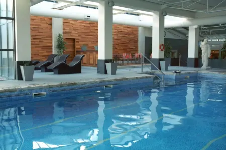 Turist otel otağını su ilə dolduraraq hovuz düzəltmək istədi- VİDEO