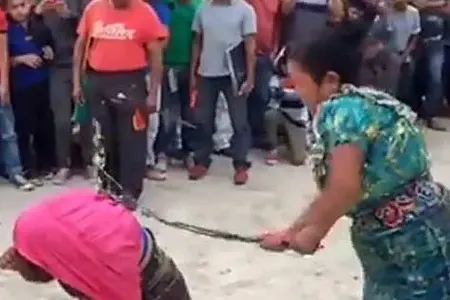 Ana camaatın içində qızını vəhşicəsinə döydü -VİDEO