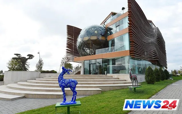 Prezident və birinci xanım pavilyonda