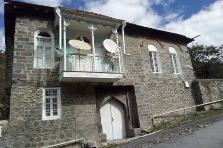 Qaxda üzərində sirli yazılar olan ev - VİDEOREPORTAJ