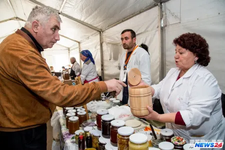 Bakıda bal yarmarkasının açılışı olub