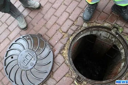 Bakıda kanalizasiya quyusundan neft çıxdı - VİDEO