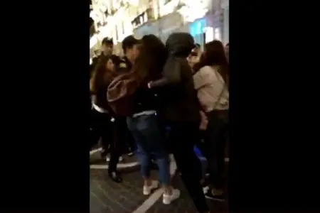 Bakıda iki qız oğlana görə saçyolduya çıxdılar - VİDEO