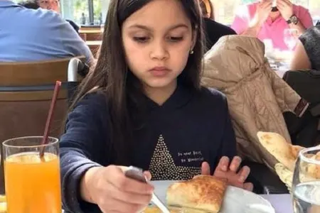Qəzada ayağını itirən azyaşlı qıza müğənni yardım etdi