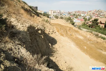 Badamdarda sürüşmə davam edir