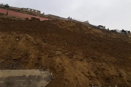 Badamdarda fərdi tikililərin hasarlarında çatlar əmələ gəlib - VİDEO
