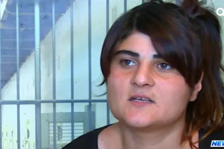 “Boğub yerə saldım, sonra çəkiclə vurdum” – Nənəsini öldürən qızın ETİRAFI – VİDEO