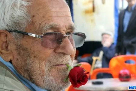 Bu kişi 60 ildir ağzında gül ilə gəzir - Maraqlı səbəb