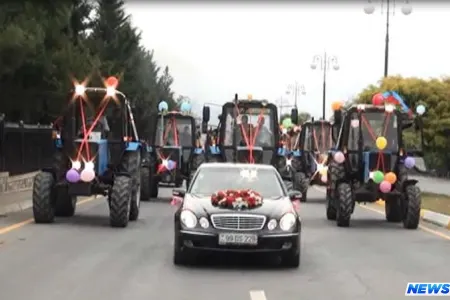 Traktor karvanı ilə gəlin gətirən bəyin atası danışdı: “Görəndə çaşıb qaldıq...”
