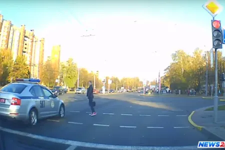 Gənc qız prezidentin kortejinə yol vermədi - Video