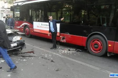 Bakıda “Bakubus” avtobusu qəzaya düşdü