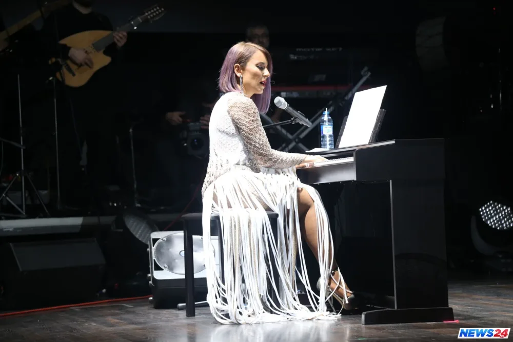 Bir zamanların çalmalı qızı, bu günün isə seks-simvolu Tünzalə Ağayevanın konsertindən - FOTOLAR - VİDEO