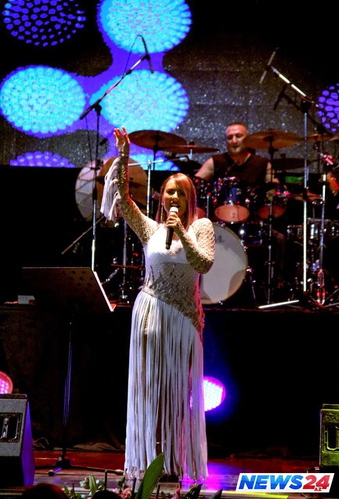 Bir zamanların çalmalı qızı, bu günün isə seks-simvolu Tünzalə Ağayevanın konsertindən - FOTOLAR - VİDEO