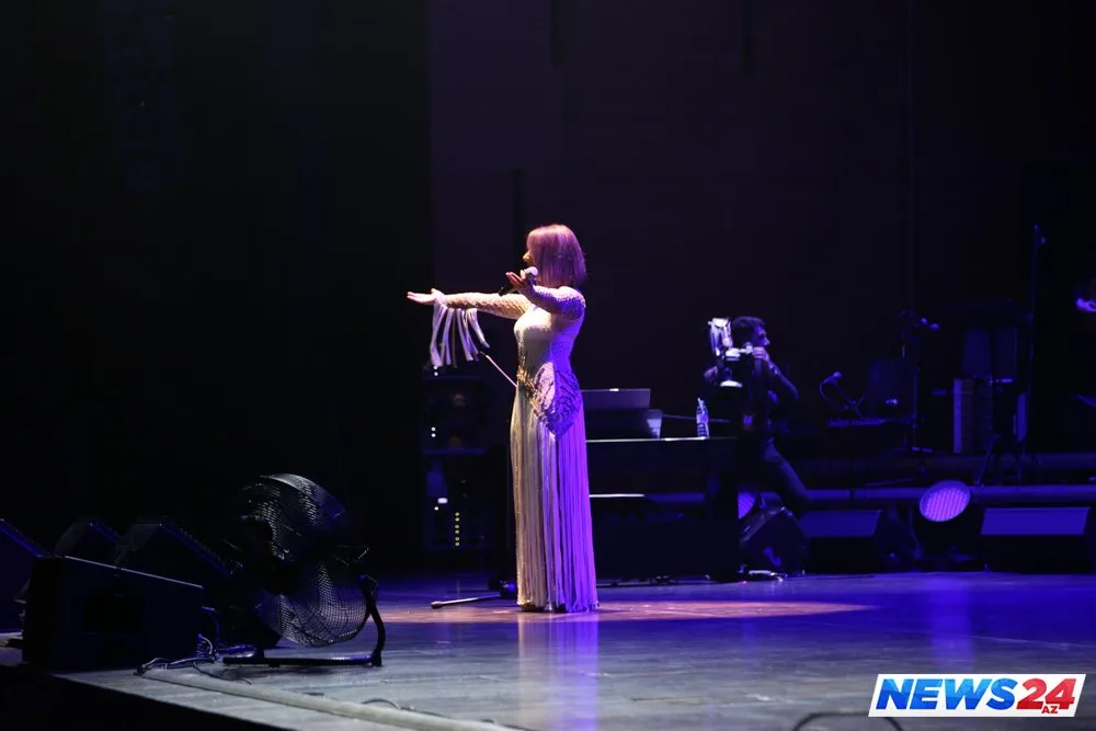 Bir zamanların çalmalı qızı, bu günün isə seks-simvolu Tünzalə Ağayevanın konsertindən - FOTOLAR - VİDEO