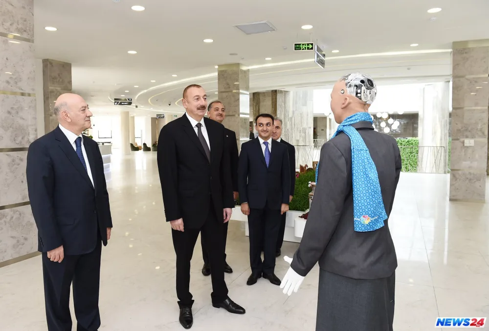 Prezident robot "Sofiya" ilə görüşdü - FOTOLAR