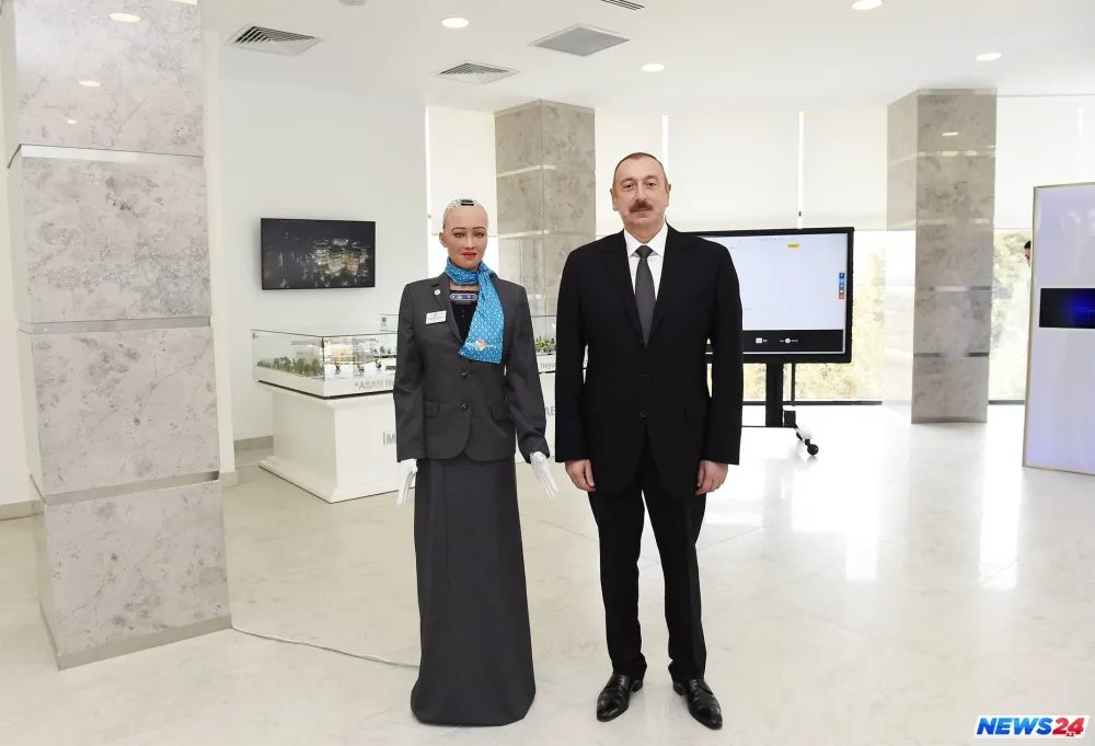 Prezident robot "Sofiya" ilə görüşdü - FOTOLAR