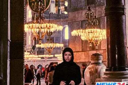 Model məscidə çadrada girdi, ətəyini qaldırıb cinsiyyət orqanını göstərdi - FOTO