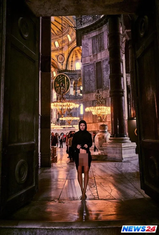 Model məscidə çadrada girdi, ətəyini qaldırıb cinsiyyət orqanını göstərdi - FOTO