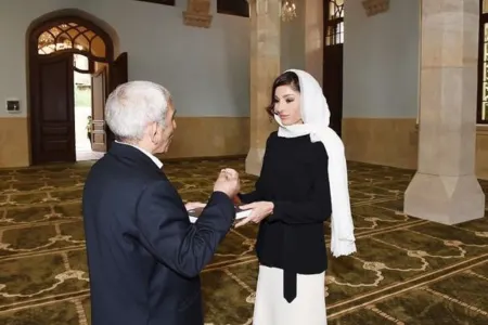 Birinci vitse-prezident İmam Hüseyn məscidində