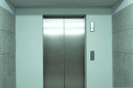 Liftdə köməksiz qalmış şəxsə yardım edildi