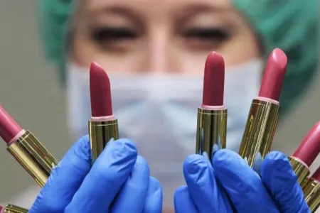 Xanımların NƏZƏRİNƏ! Bu kosmetikalar sizi xəstəliyə düçar edə bilər - VİDEO