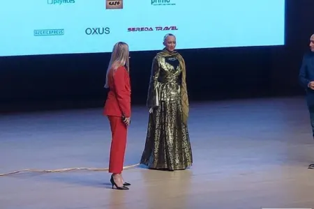 Robot Sofiya: "Dadlı mətbəxiniz var, təəssüf ki, mən qidalanmıram"