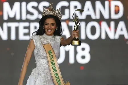 Gözəllik müsabiqəsinin qalibi səhnədə huşunu itirdi - VİDEO