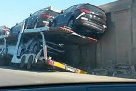 Azərbaycanda qəza - Minik avtomobilləri yük maşınından yerə səpildi