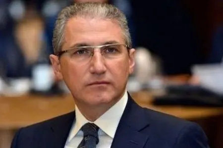 Daha bir yüksək vəzifəli məmur işdən çıxarıldı