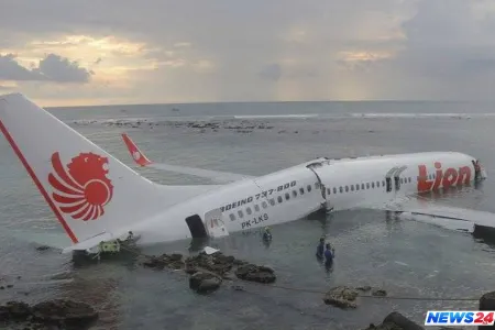 Dünyanı sarsıdan təyyarə qəzasının anbaan VİDEO görüntüləri – İnsanlar təkbir gətirir və şəhadət kəlmələrini söyləyirlər