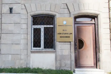 Bakıda 19 nəfərdən rüşvət alan bağça müdiri və müavini MƏHKƏMƏ ÖNÜNDƏ